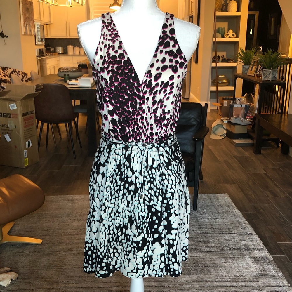 Diane Von Furstenberg Sleeveless V-Neck w/ Pockets